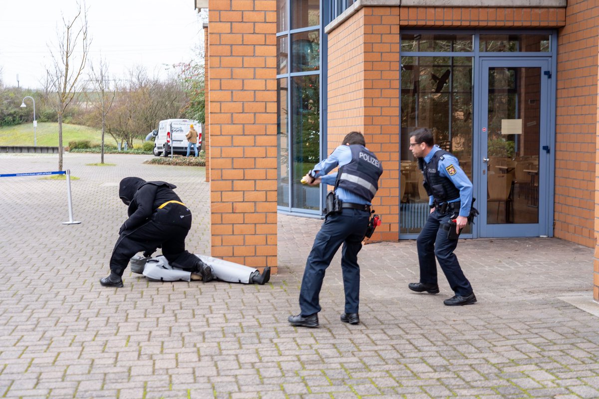 Minister #Ebling: 🤝 Neue Taser-Generation für die Polizei #RLP. „Weiterer wichtiger Schritt, um unsere Polizei mit modernsten Einsatzmitteln auszustatten und die Sicherheit unserer Einsatzkräfte zu erhöhen“. 🔗 s.rlp.de/Taser7