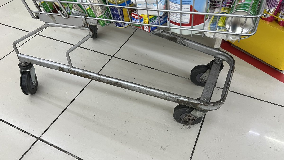 tondescending's tweet photo. Panget ng cart nyo @smsupermalls walang grills sa ilalim 😅 https://t.co/pso4fYOdVX
