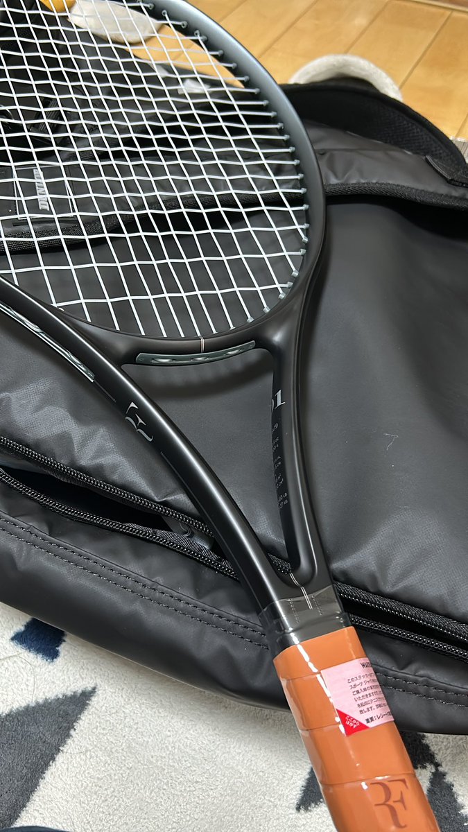 rf_take's tweet image. ついにこの手に！
有給消化の日を狙って、営業所で受け取りをするという完璧な作戦🫡

もしバレるような事があれば、うちの年末は修羅場確定です👹

あ〜、早く打ちたい🎾

 #RF01  #Wilson