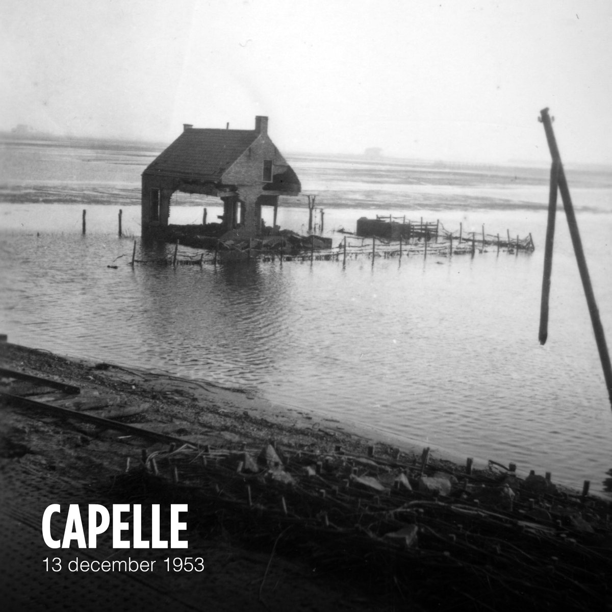 𝐂𝐚𝐩𝐞𝐥𝐥𝐞 𝐨𝐩 𝟏𝟑 𝐝𝐞𝐜𝐞𝐦𝐛𝐞𝐫 𝐢𝐧 𝟏𝟗𝟓𝟑. Ontdek deze foto en nog veel meer beeldmateriaal uit 1953 in de beeldbank van Het Watersnoodmuseum via: watersnoodmuseum.nl/beeldbank/