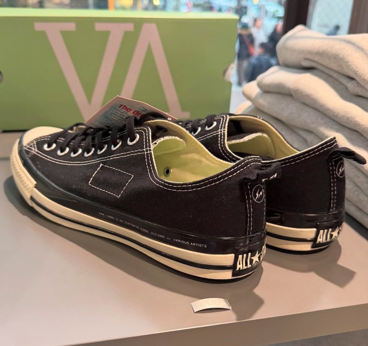SNKRS_Sunitter's tweet photo. 「V.A.」が12/15（日）東京表参道にオープン

CONVERSE ALL STAR OX /V.A.
¥16,500

📸 Hiroshi Fujiwara https://t.co/JUb4Kl7r6f