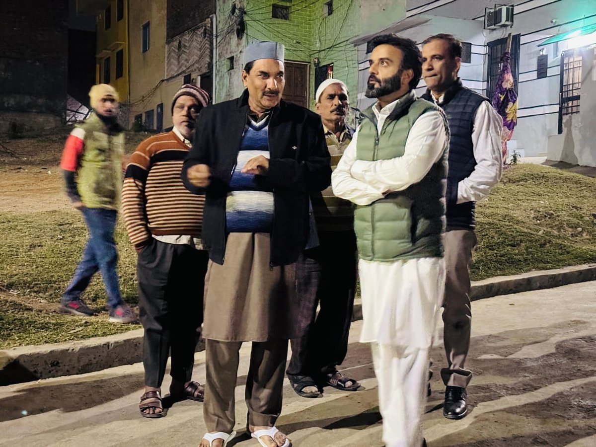 #sambhal पहुंचने की होड़ में <a href="/yadavakhilesh/">Akhilesh Yadav</a> <a href="/RahulGandhi/">Rahul Gandhi</a> को पीछे छोड़कर श्रीनगर सांसद आगा रुहुल्ला मेहंदी कल रात मृतकों के परिजनों से मिलने पहुंच गए। परिजनों को घर से बाहर बुलाकर बात की। पुलिस ने उन्हें घर के अंदर नहीं जाने दिया। इसके बाद रुहुल्ला #SambhalJamaMasjid भी गए।