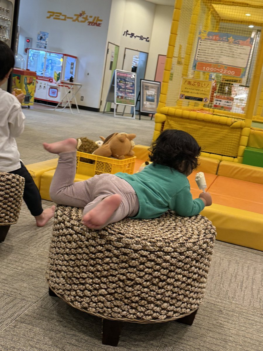 仕事での唯一の悩みである「足が冷える」を解決するために足湯マシーンを導入することにしました。まずは自宅の仕事部屋から。調子良ければオフィスにも。
フットがコールドで気持ちがレイムになることをプリベントするソリューションで年末もPDCAを高速回転させて参ります🛞
写真は風呂上がり後の子×2