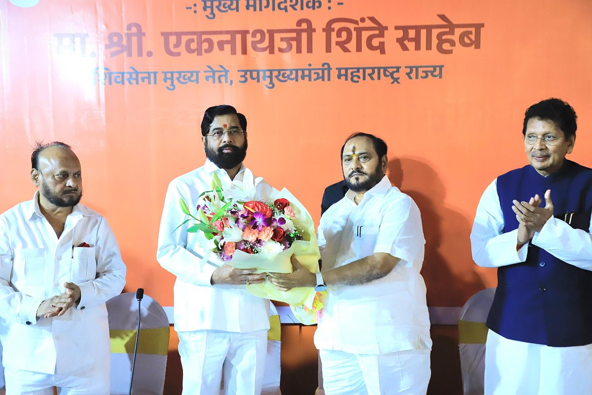 isiddheshRkadam's tweet photo. मुंबई महानगरपालिका निवडणुकांच्या अनुषंगाने काल शिवसेना मुख्य नेते तथा महाराष्ट्राचे उपमुख्यमंत्री मा. श्री. एकनाथजी शिंदे साहेब यांच्या मार्गदर्शनाखाली शिवसेनेच्या मुंबईतील सर्व खासदार, आमदार आणि प्रमुख पदाधिकाऱ्यांची विशेष बैठक मुंबईतील रामटेक बंगल्यावर संपन्न झाली.

याप्रसंगी शिवसेना नेते श्री. रामदासभाई कदम, श्री. आनंदराव अडसूळ, महिला नेत्या सौ. मीनाताई कांबळी, खासदार डॉ. श्रीकांत शिंदे, खासदार श्री. नरेश म्हस्के, खासदार श्री. रवींद्र वायकर, खासदार श्री. मिलिंद देवरा, आमदार श्री. दीपक केसरकर, माजी खासदार श्री. राहुल शेवाळे, शिवसेना प्रवक्ते श्री. संजय निरूपम तसेच शिवसेनेचे सर्व आमदार आणि प्रमुख पदाधिकारी उपस्थित होते.