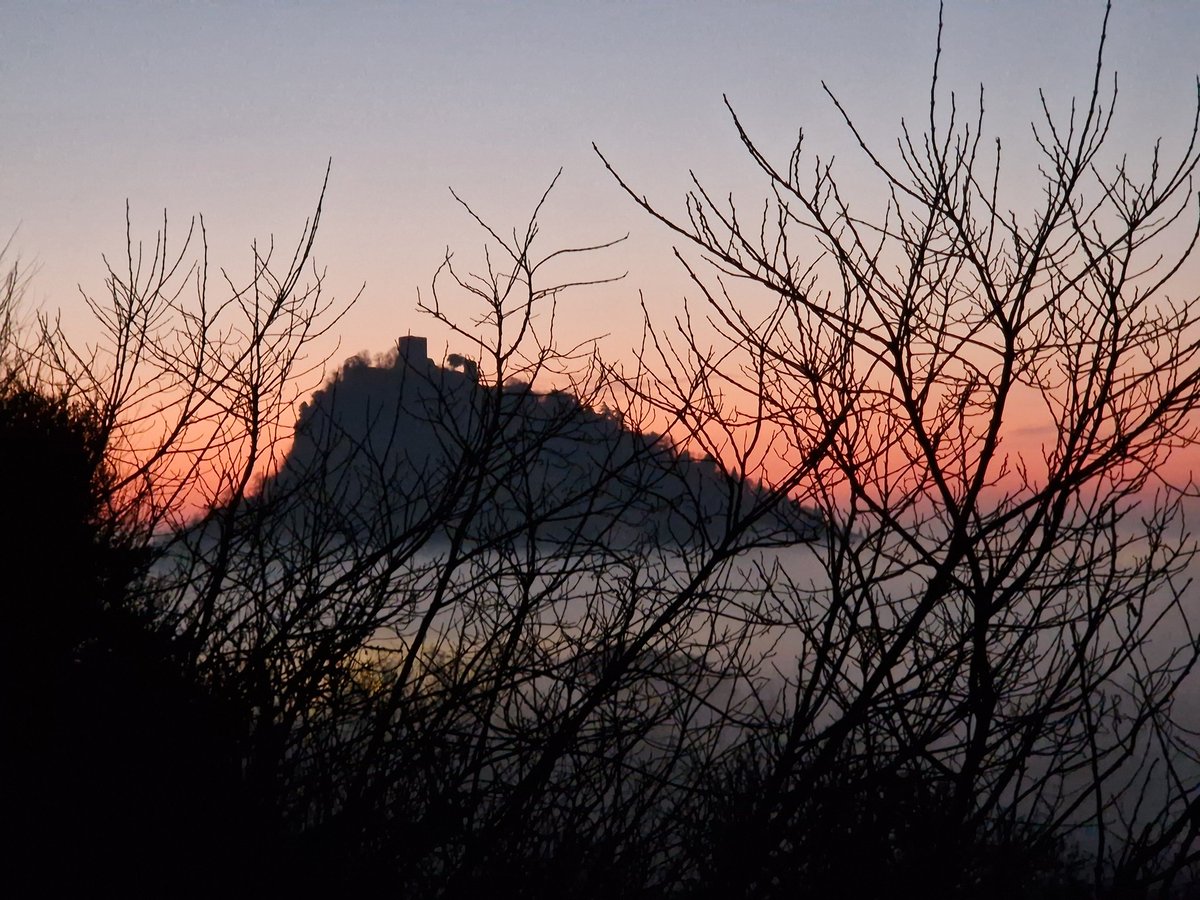 vidale_denis's tweet photo. ... l'alba nebbiosa #venerdì #caigo https://t.co/ftoDpQvnvj