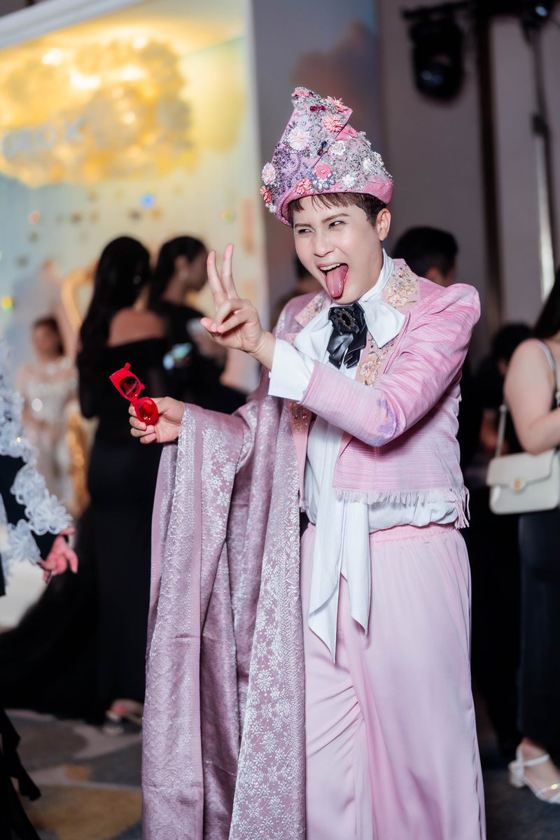 I was G-Dragon that night (But please continue reading sebelum nak kecam!)

The event’s theme is Kings &amp; Queens so I was thinking of paying homage to THE King of Kpop G-Dragon BUT I don’t think people see it. Then I changed it to male version of Glinda so that makes me GLINDA