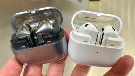 LeakerApple's tweet photo. What happened to Samsung man?
They used to have an identity. But now it seems like their identity is to copy Apple. https://t.co/yuLMlPghCB
