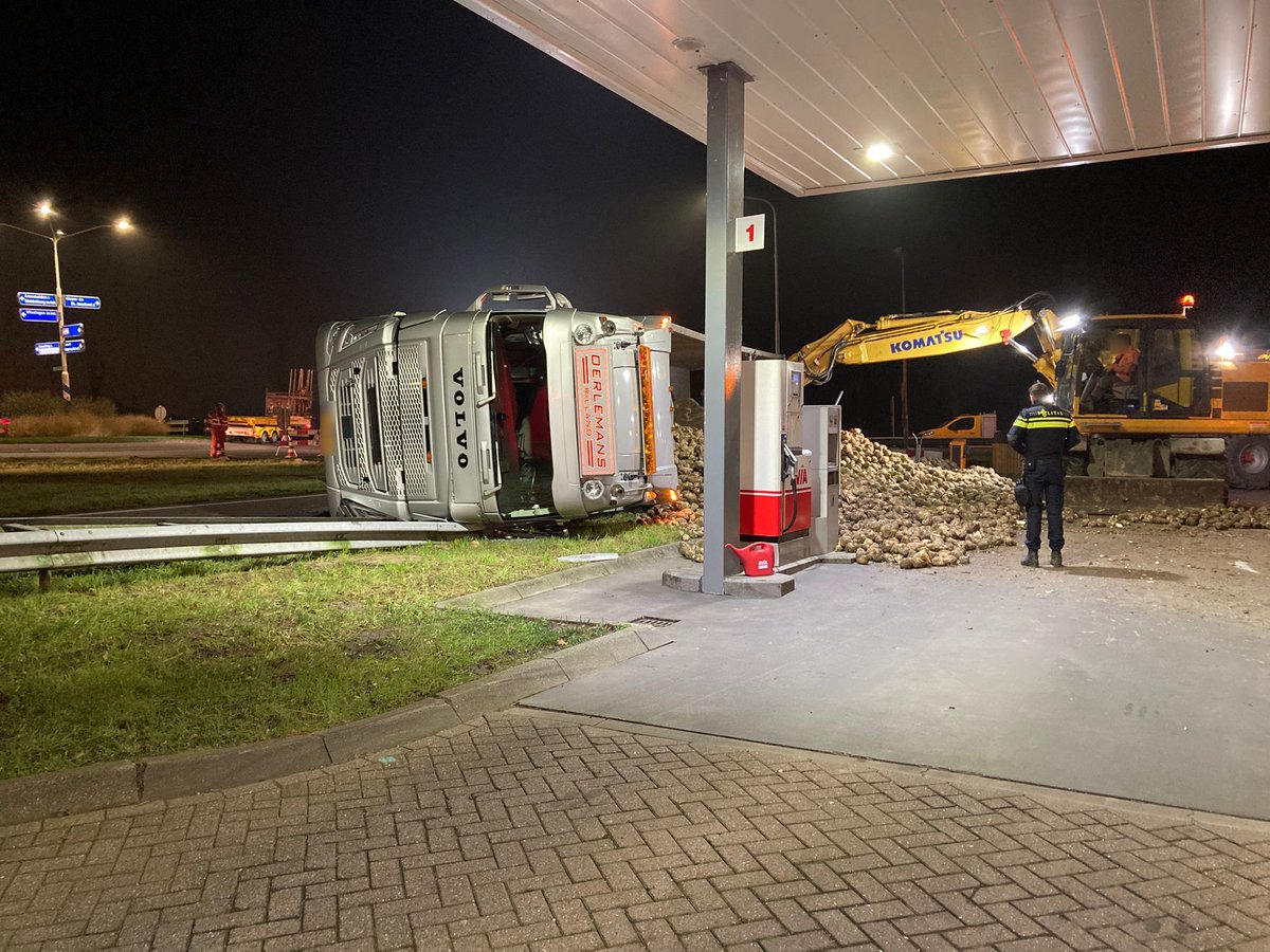 Gekantelde vrachtwagen met bieten op de A58 bij Arnemuiden