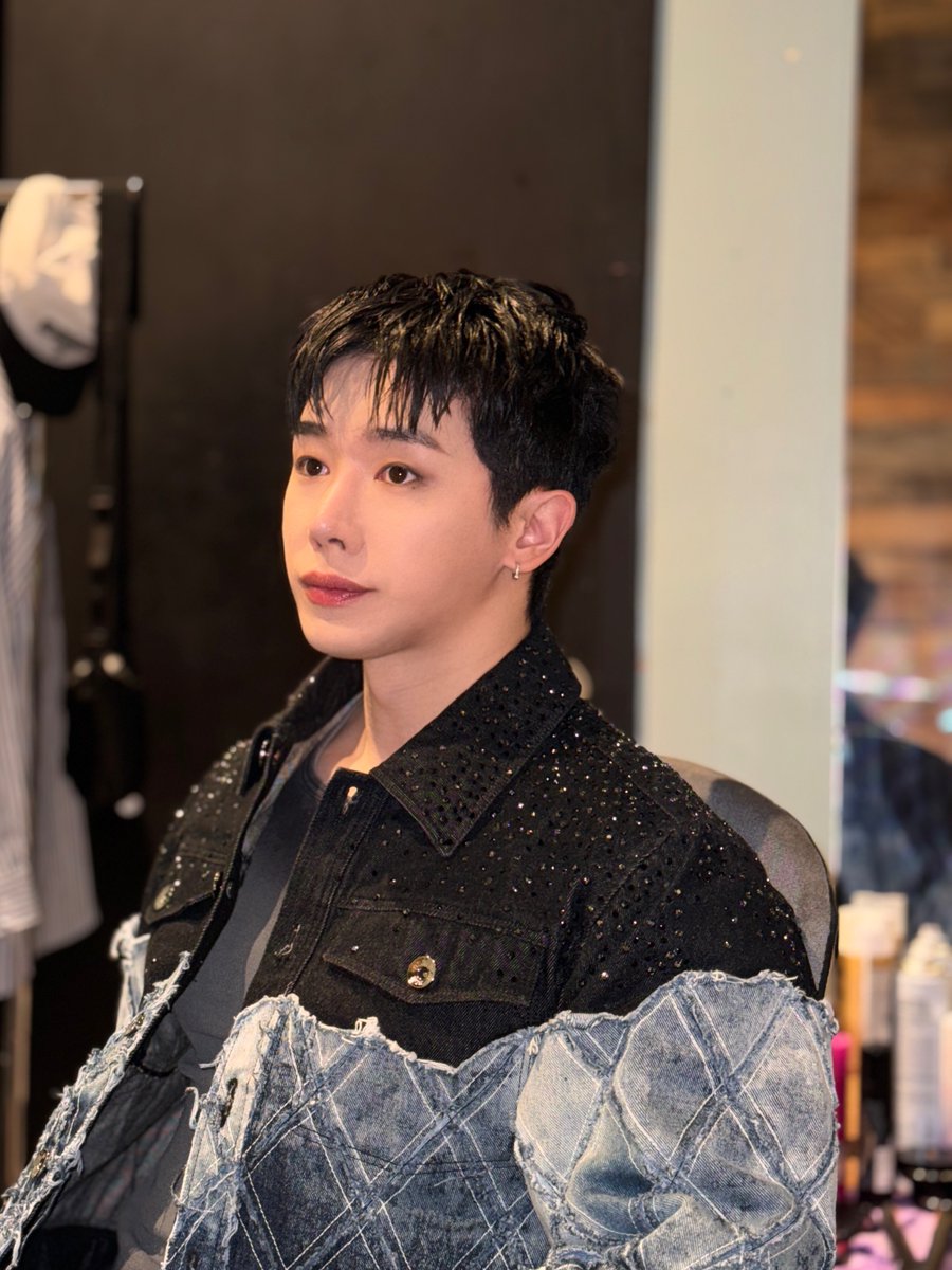 official__wonho's tweet photo. You did promise to wait for me until I came back, right?🤙

I’ll be back soon.
Thank you for making my day so happy.

#원호 #WONHO
#WELCOMEBACK_WENEE https://t.co/yyf5DmHaIi