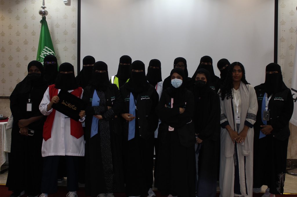 وبعد تقديم الدوره طبقوا المتطوعين و الإداريين جميع ماتعلموه أثناء تحدث المدرب في الدوره وحصلو المتطوعين و الإداريين على رخص إنعاش قلبي رئوي صالحه لمدة شهرين لتطبيقهم السليم 🤍