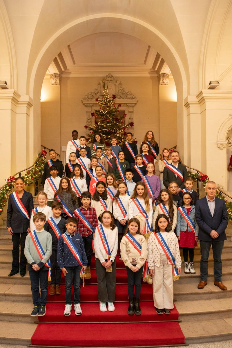 Guil_Mare's tweet photo. 👏 Bienvenue aux jeunes élus du Conseil Municipal des Enfants  ! 🌟
Aujourd’hui, nos jeunes représentants ont pris leurs fonctions pour porter les idées et projets de la jeunesse de notre ville. 💡
@Ville_Asnieres 
@maeschlimann https://t.co/MglRzKfR3i