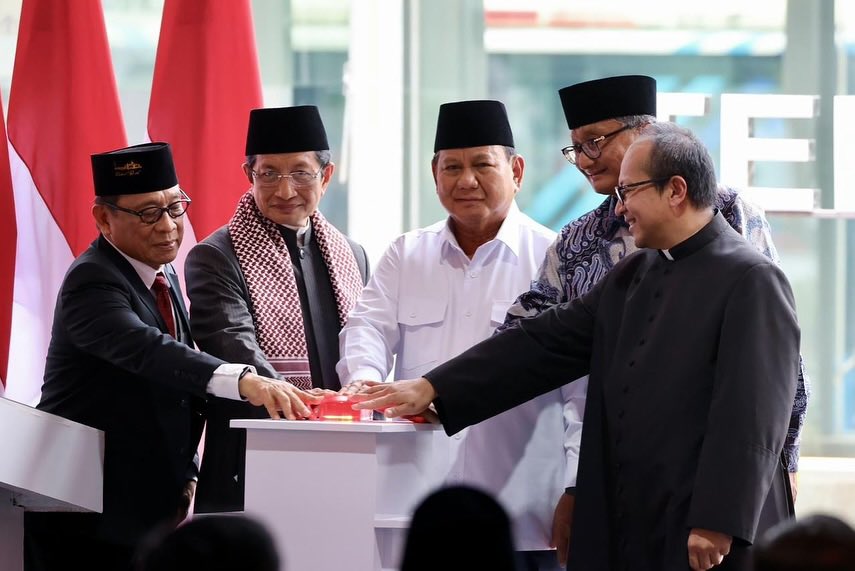 prabowo's tweet photo. Dengan penuh rasa syukur dan gembira, saya meresmikan Terowongan Silaturahmi yang menghubungkan Masjid Istiqlal dan Gereja Katedral. 

Terowongan ini bukan hanya menjadi simbol kerukunan antarumat beragama, tetapi juga mencerminkan semangat persatuan dan kebhinekaan yang menjadi ciri khas bangsa Indonesia. Mari kita bersama menjaga harmoni, toleransi, dan persaudaraan demi Indonesia yang maju, damai dan sejahtera.