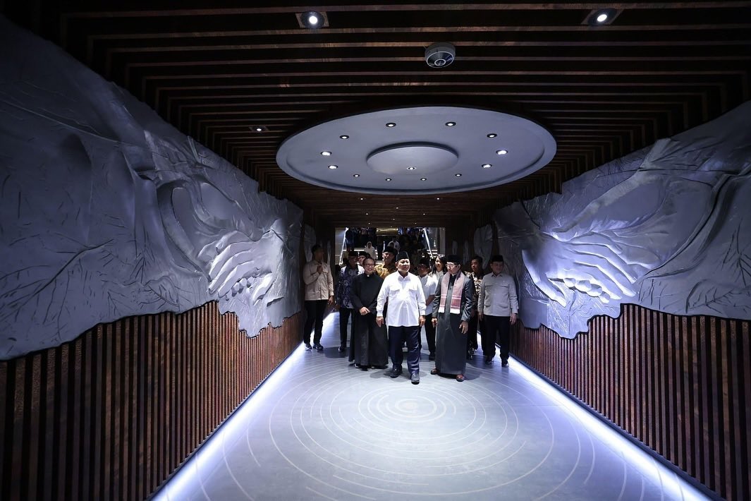 prabowo's tweet photo. Dengan penuh rasa syukur dan gembira, saya meresmikan Terowongan Silaturahmi yang menghubungkan Masjid Istiqlal dan Gereja Katedral. 

Terowongan ini bukan hanya menjadi simbol kerukunan antarumat beragama, tetapi juga mencerminkan semangat persatuan dan kebhinekaan yang menjadi ciri khas bangsa Indonesia. Mari kita bersama menjaga harmoni, toleransi, dan persaudaraan demi Indonesia yang maju, damai dan sejahtera.