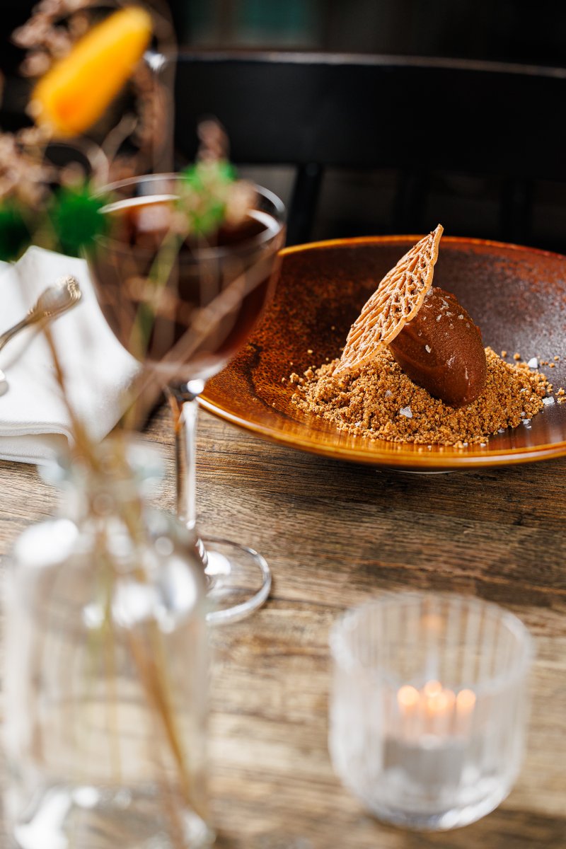 Zichorienwurzel-Eiscreme mit Schokoladenmousse, Pastinaken und Shiitake-Streusel
Ein mutiges Dessert: Zichorienwurzel-Eis, kombiniert mit Schokoladenmousse, Pastinaken und einer Prise Shiitake – außergewöhnlich gut! 

berlinerspeisemeisterei.de