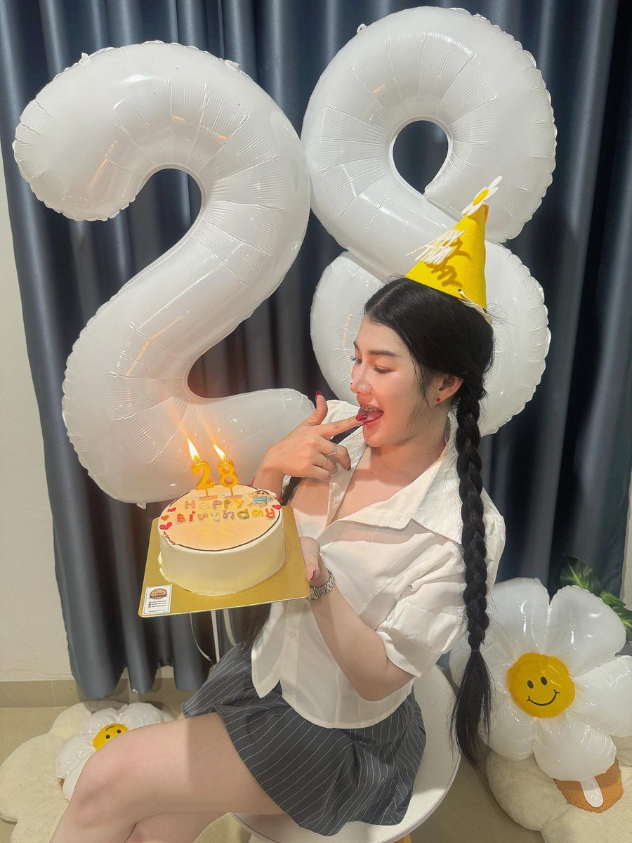 Chayapa5565's tweet photo. 💐🎂 https://t.co/zAEWxwILlb