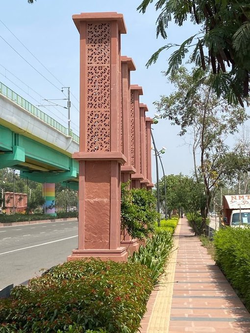 #Delhi के #Roads बेहतर होने के साथ फुटपाथ भी develop हुए हैं। #Development