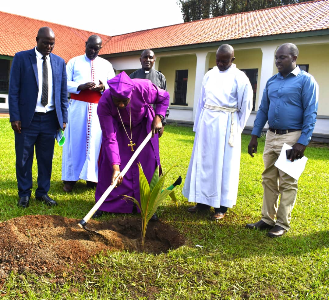 narobiotech's tweet photo. The Most Rev. Dr. Stephen Samuel Kazimba Mugalu ( Archbishop of the Church of Uganda) graced the NARL prayer day at Kawanda. He was given a tour around the institute and at the exhibition tents to showcase what is done at NARL https://t.co/6i1b0rSoZY