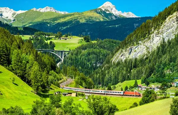 🚉 Reis met de trein door de Alpen naar Trentino! Een prachtige route die we graag afleggen > ciaotutti.nl/boeken-lezen-o…