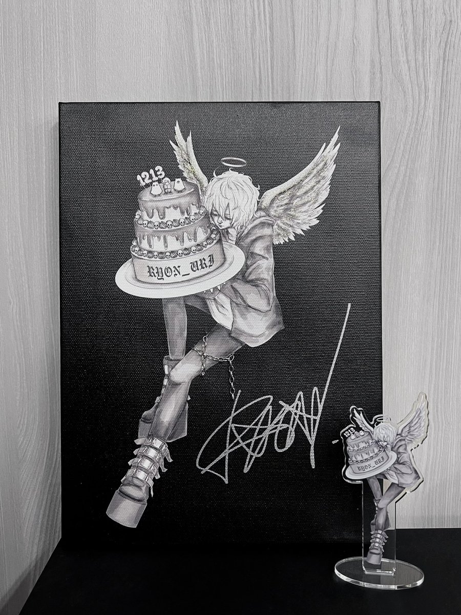 ryon_uri's tweet photo. キャンバスアートは手作業でキラキラさせたりチェーン付けたりサイン書いてます、お部屋のインテリアに是非(サンプルだからもうちょいアレンジするかも)。
アクスタはフィギュアみたいにした、可愛くてお気に入り。
トートバッグは丈夫でPCも余裕で入るBIGサイズ。プリントがドットっぽくて良い。 https://t.co/PEcU9JFDzG