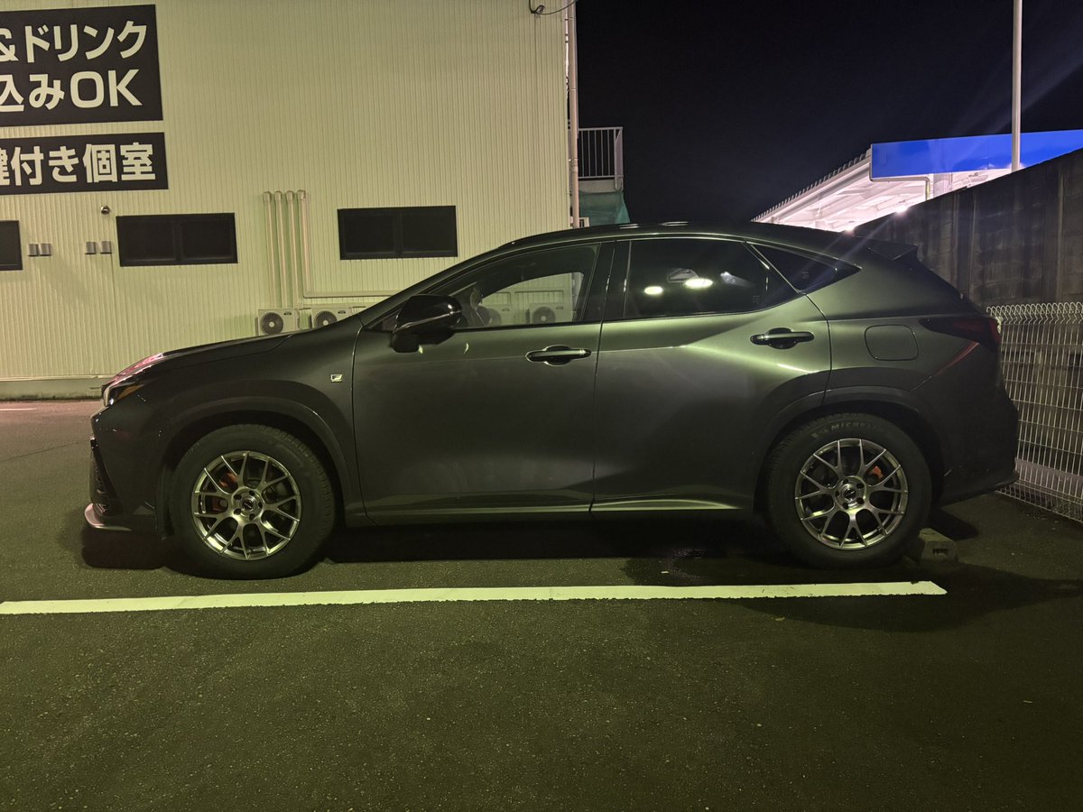 スタッドレスタイヤに交換してきました！

タイヤがミシュランでホイールはレフィナーダになりました！
デルモアがよかったのですが在庫ないとのこと💦
スポーティーで結構いい感じです🥰