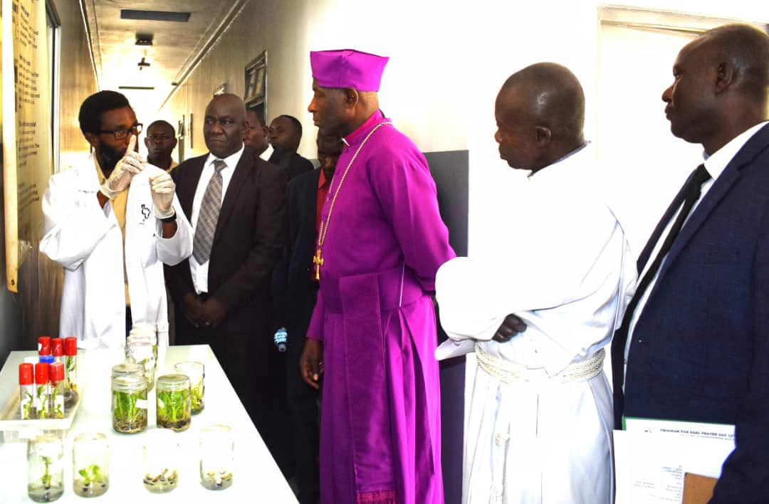 narobiotech's tweet photo. National Agricultural Research Laboratory Kawanda hosted The Most Rev.Dr. Stephen Samuel Kazimba Mugalu (Archbishop of the Church of Uganda) at the NARL Prayer day @ChurchofUganda,@narouganda ,@NaroKawanda @MAAIF_Uganda https://t.co/5yvN1Kp1uY