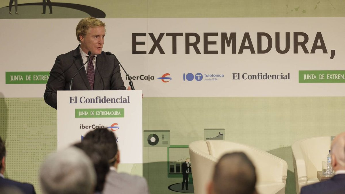 Joseluislosa's tweet photo. Interesante Foro de @elconfidencial en Badajoz con la presidenta de Extremadura @MGuardiolaM , el alcalde @BarreraGragera e importantes empresarios regionales. Un honor poder presentarlo y pulsar la realidad de esta comunidad en transformación. https://t.co/3nIQtpedRt https://t.co/loxAbx6xMo