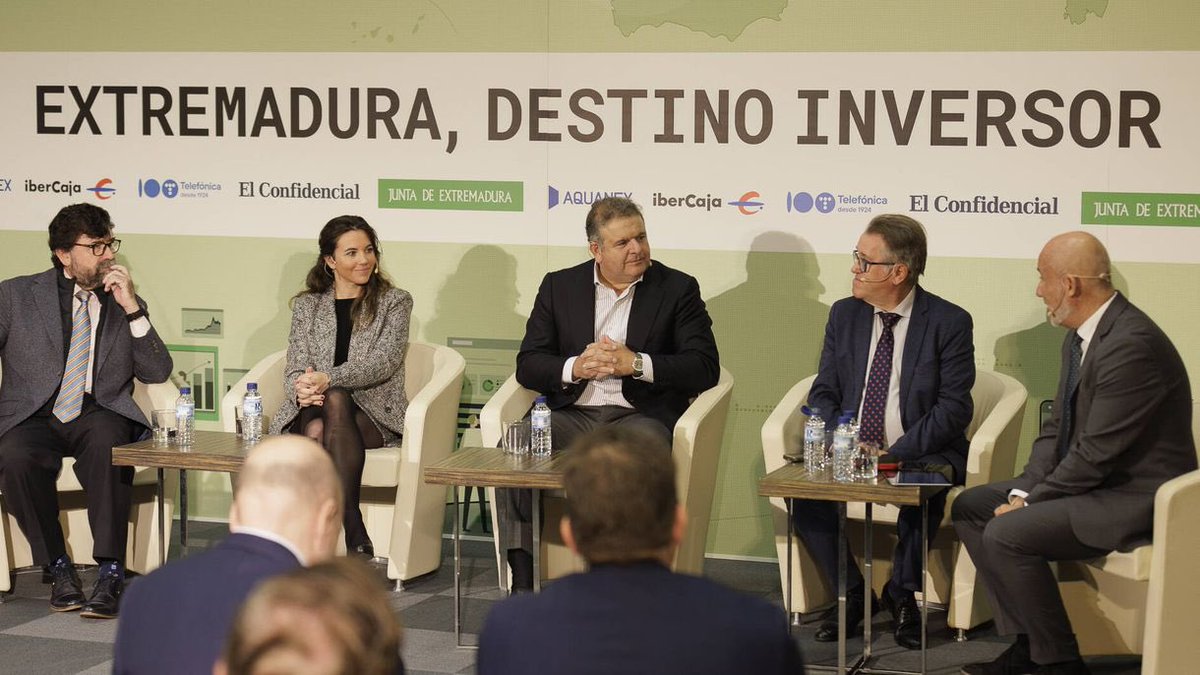Joseluislosa's tweet photo. Interesante Foro de @elconfidencial en Badajoz con la presidenta de Extremadura @MGuardiolaM , el alcalde @BarreraGragera e importantes empresarios regionales. Un honor poder presentarlo y pulsar la realidad de esta comunidad en transformación. https://t.co/3nIQtpedRt https://t.co/loxAbx6xMo
