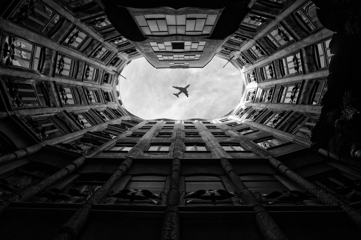 Merthan76's tweet image. SORA AI ile çekilmiş bir fotoğraftan video yapımı. Barcelona 2016 #barcelona #spain #sora #urban #urbanphotography #aviation #aviationphotography #cityscape #skyphotography #city #cityscape