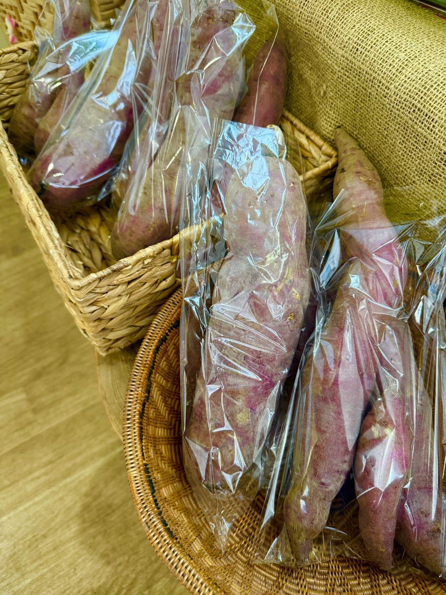 Loughmo2's tweet photo. 【入荷しました♪】

森岡農園
さつまいも🍠(紅はるか)

八雲産
軟白ねぎ
#ラフも
#森岡農園
#さつまいも
#紅はるか
#軟白ねぎ https://t.co/gKBblglUBt