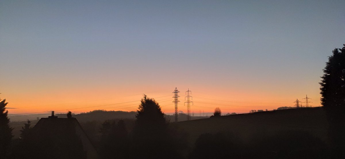 Moin, heute endlich wieder über dem Nebel. Um 8h26 soll dann auch noch die Sonne aufgehen