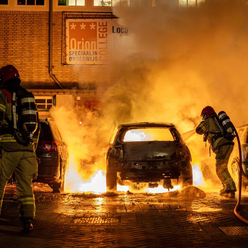Auto in brand gestoken in Amsterdam-Noord