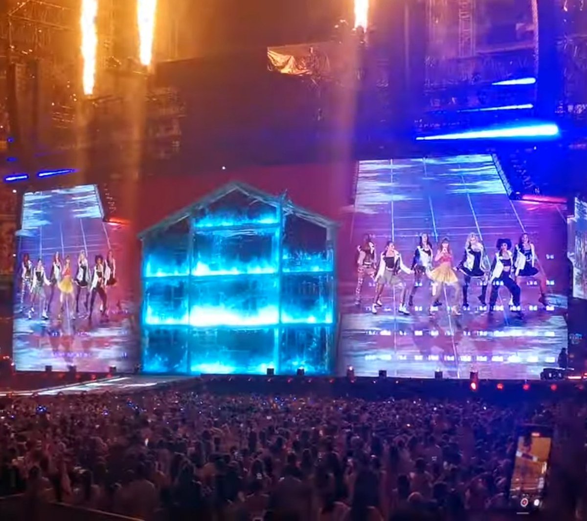 kronsprophecy's tweet photo. 🚨| The crowd chanted against Former President Snow during Bad Blood! #74PanemTSTheErasTour 

"You forgive, you forget, but you never let it SNOW!" https://t.co/W4F5o4w4aw