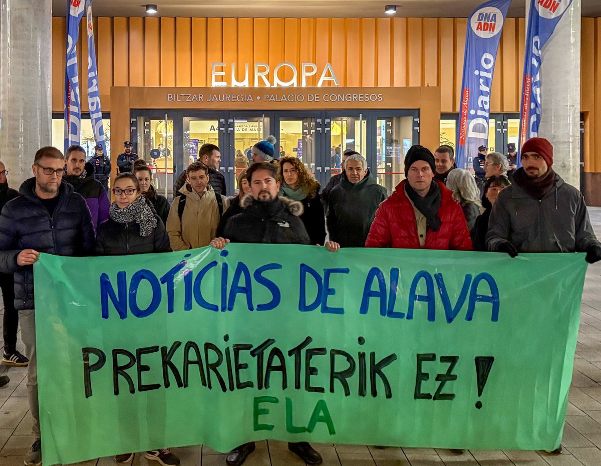 ComiteDNA's tweet photo. Arrancamos el día 12 de huelga! Los y las periodistas de Diario de Noticias de Álava no firmamos los artículos! 
Como dijo ayer la alcaldesa  @metxebarria_vg en la fiesta del 20 aniversario, el periodismo es más necesario que nunca, pero eso sí, en condiciones laborales dignas! https://t.co/8fPMHh7hlF