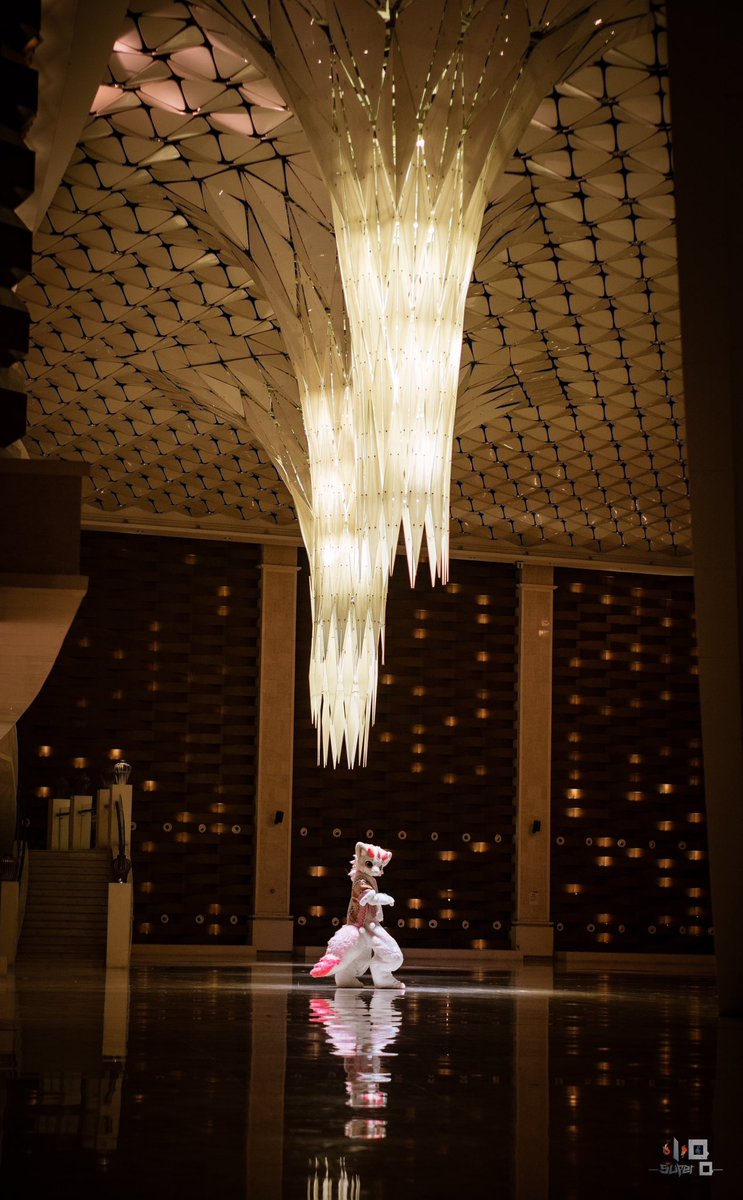 #FursuitFriday

《曾经安静的人》

3条孤独的谎言被书写在了那天的月光下，我抛下它向远方走去，直到你把我叫住告诉我我写的像一首诗，我回头后看到的只有一双同样充满着泪水的眼睛，啪地一声，这个世界仿佛只剩下了我们两个人

📷&amp;🎨：@风云小Q