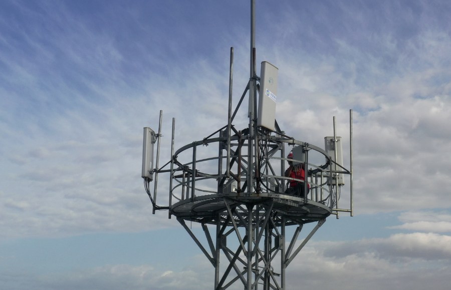 ChinaScience's tweet photo. China has achieved the #5G development goals of its 14th Five-Year Plan ahead of schedule, a vice minister of industry and information technology said at a conference Thursday, noting the country had built 4.14 mln 5G base stations by end-Oct, with 29 stations per 10,000 people. https://t.co/eWaz15suRZ