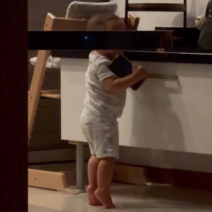 hagendiratama's tweet photo. 👶🏻: Aloo dyy~
👶🏻: Dyy, ni bibii
🐯: Iya, bi. Ada apa??
👶🏻: Papa nangis
🐯: Loh?! Papa nangis kenapa??
🐯: Coba kasih telponnya ke Papa
👶🏻: Papa~
👶🏻: Ini dyy
🐻:
👶🏻: Papanya nda maw bicala
🐯: Ya ampun. Bibi tau ga knp Papa nangis?
👶🏻: Papa maw cendol sama badidul
🐻: BAJIGUR!
👶🏻: https://t.co/MQFkN0hzwl