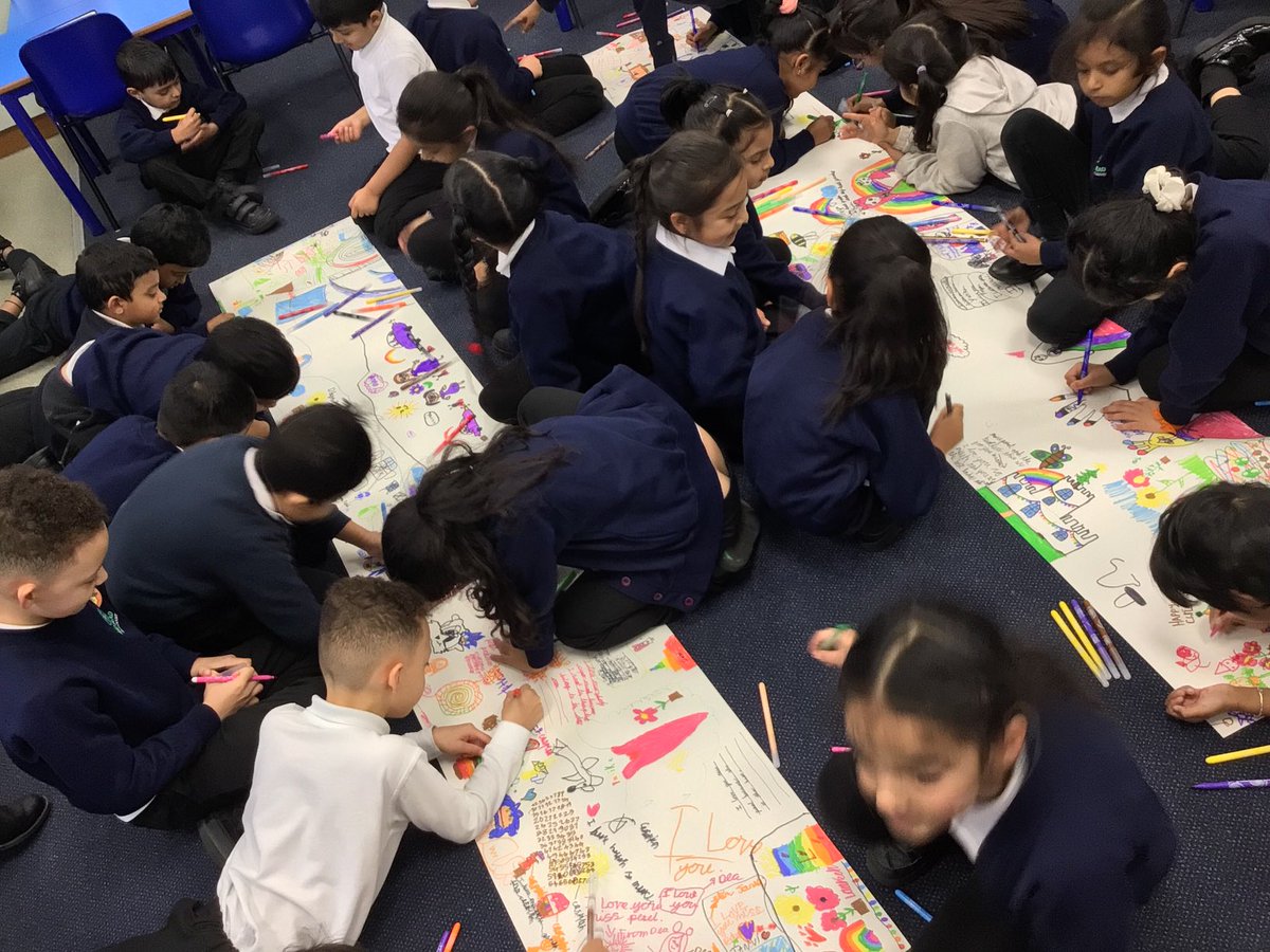 MissPatel_AMPA's tweet photo. Mid performance rehearsal doodle session. We had such a blast collaborating as a class to get our #creativity flowing. We were chatting to each other and having fun whilst drawing and expressing ourselves. @AbbeyMead_TMET #socialtime #teamwork #play https://t.co/45qe6pVWxy