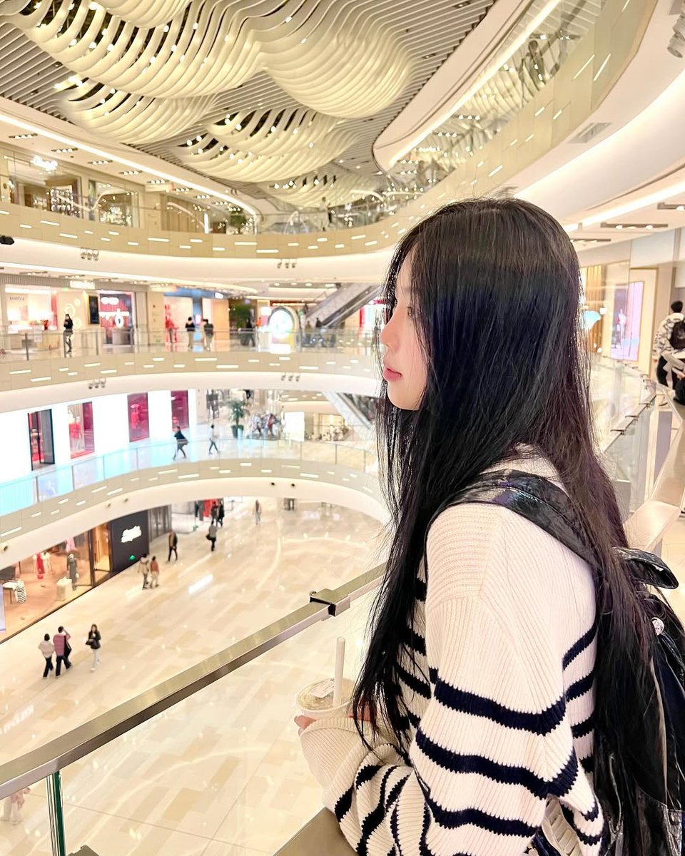 ㅤ
Took this kiddo out for lunch, and now she's already locked onto her next target.
ㅤ