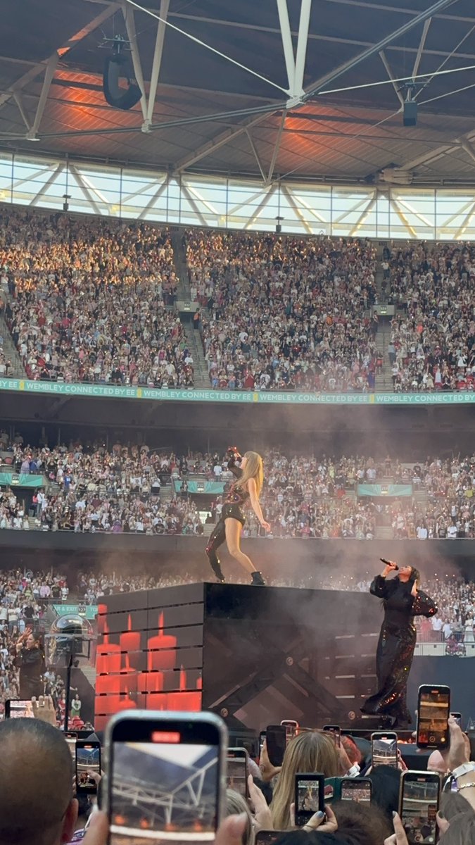 maud4017's tweet photo. HAPPY BIRTHDAY TAYLOR 
#HappyBirthdayTaylor #HappyBirthdayTaylorSwift 

It was rare, I was there, I remember it… https://t.co/ISlcTOs0Ae