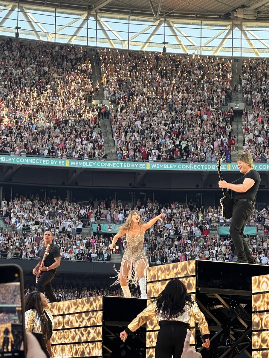 maud4017's tweet photo. HAPPY BIRTHDAY TAYLOR 
#HappyBirthdayTaylor #HappyBirthdayTaylorSwift 

It was rare, I was there, I remember it… https://t.co/ISlcTOs0Ae