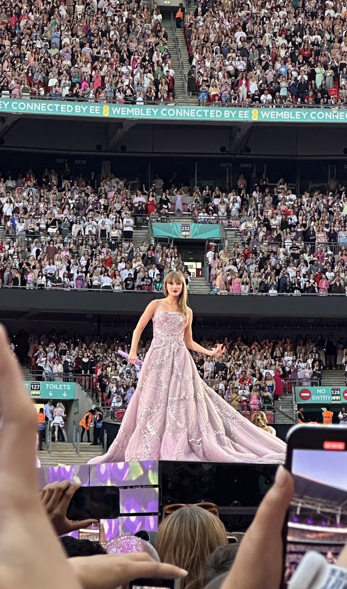 maud4017's tweet photo. HAPPY BIRTHDAY TAYLOR 
#HappyBirthdayTaylor #HappyBirthdayTaylorSwift 

It was rare, I was there, I remember it… https://t.co/ISlcTOs0Ae