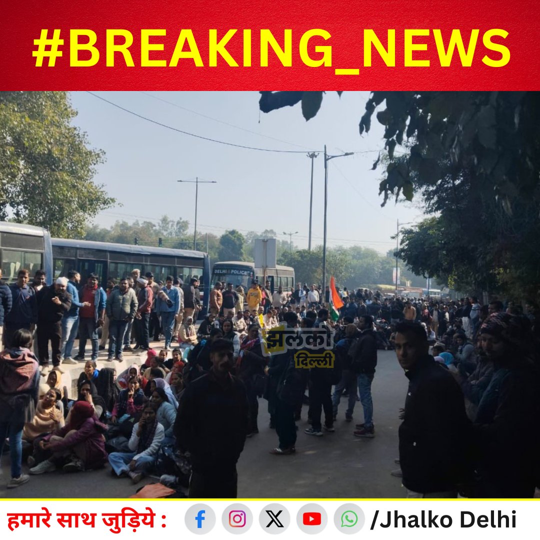 JhalkoDelhi's tweet photo. बेरोज़गार बस मार्शल सड़क पर बैठे हैं, आज बस मार्शलों के कहने पर आप सरकार ने LG से समय माँगा। मगर LG इस मामले पर मिलना नहीं चाहते
@LtGovDelhi @AAPDelhi @BJP4Delhi @AtishiAAP
#delhi #delhinews #breakingnews #jhalkodelhi #jhalkopost #busmarshal #protestdelhi https://t.co/KvxWF0sOtG
