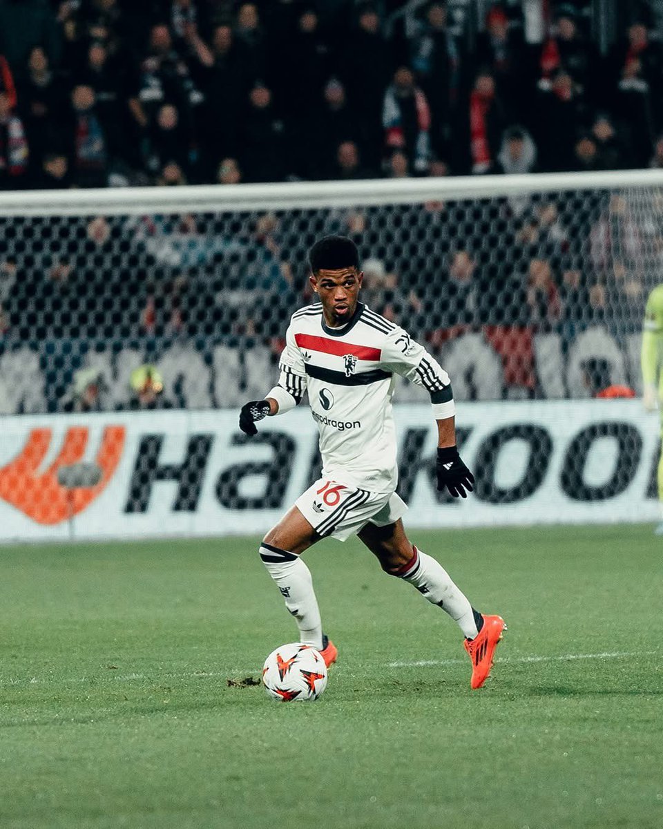 BeyondUTD1's tweet photo. 📸-⚪️ Under the #UEL lights 🔦 https://t.co/nvJlDzO4rv