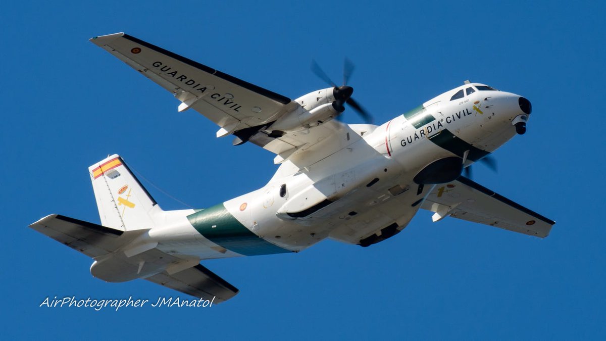 Guipuzcoa_Gc's tweet image. 𝗖𝗨𝗖𝗢𝟱𝟮 El avión 𝗖𝗔𝗦𝗔 𝗖𝗡𝟮𝟯𝟱 𝗱𝗲 𝗣𝗮𝘁𝗿𝘂𝗹𝗹𝗮 𝗠𝗮𝗿𝗶𝘁𝗶𝗺𝗮  del Servicio Aéreo #GC, con base en Torrejón, visitó ayer Guipúzcoa realizando prácticas de aproximación y aterrizaje "𝘁𝗼𝘂𝗰𝗵&amp;amp;𝗴𝗼" en la pista de @DonostiAir en #Fuenterrabia; ejercicios de