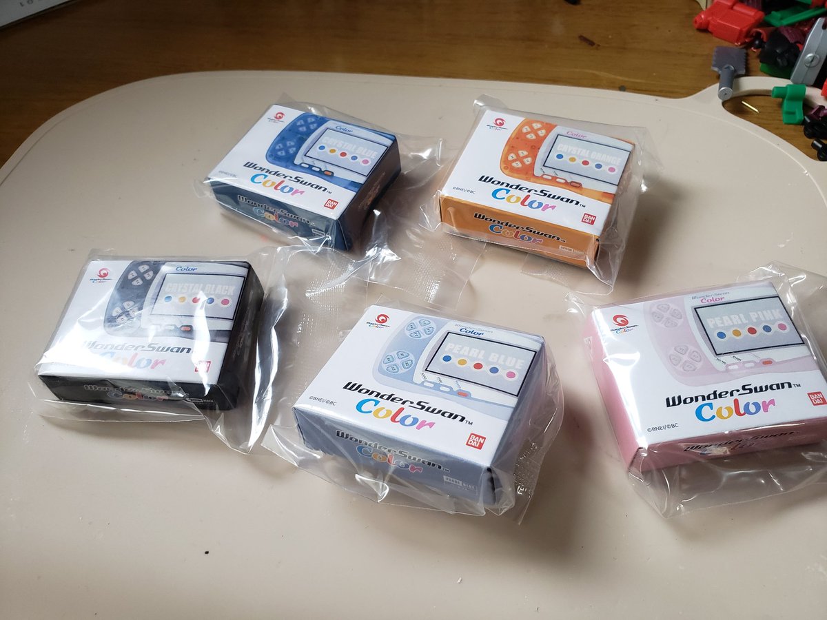 Zama31693025's tweet image. 「WonderSwanミニチュアチャーム」
凄い精密！ボディの透明感なんか本物みたい。
うっすら透けて見える基盤も再現されてるし、ソフトも抜き差し出来る！久々にコンプ欲が発揮されて全種類集めたガチャでした(´^ω^)👌

#WonderSwan
#カプセルトイ