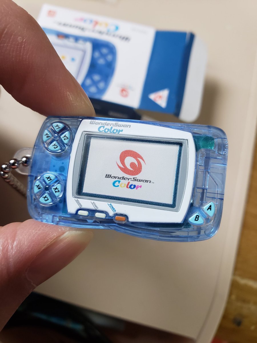 Zama31693025's tweet image. 「WonderSwanミニチュアチャーム」
凄い精密！ボディの透明感なんか本物みたい。
うっすら透けて見える基盤も再現されてるし、ソフトも抜き差し出来る！久々にコンプ欲が発揮されて全種類集めたガチャでした(´^ω^)👌

#WonderSwan
#カプセルトイ