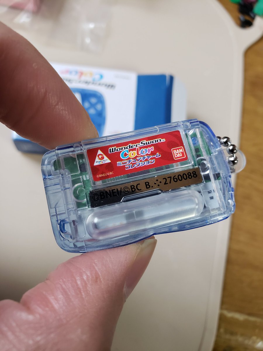 Zama31693025's tweet image. 「WonderSwanミニチュアチャーム」
凄い精密！ボディの透明感なんか本物みたい。
うっすら透けて見える基盤も再現されてるし、ソフトも抜き差し出来る！久々にコンプ欲が発揮されて全種類集めたガチャでした(´^ω^)👌

#WonderSwan
#カプセルトイ