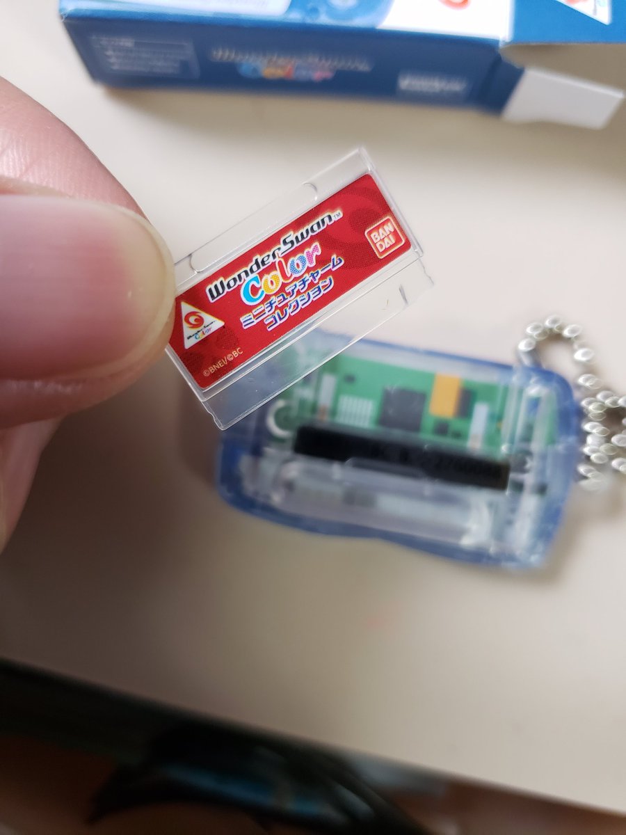 Zama31693025's tweet image. 「WonderSwanミニチュアチャーム」
凄い精密！ボディの透明感なんか本物みたい。
うっすら透けて見える基盤も再現されてるし、ソフトも抜き差し出来る！久々にコンプ欲が発揮されて全種類集めたガチャでした(´^ω^)👌

#WonderSwan
#カプセルトイ