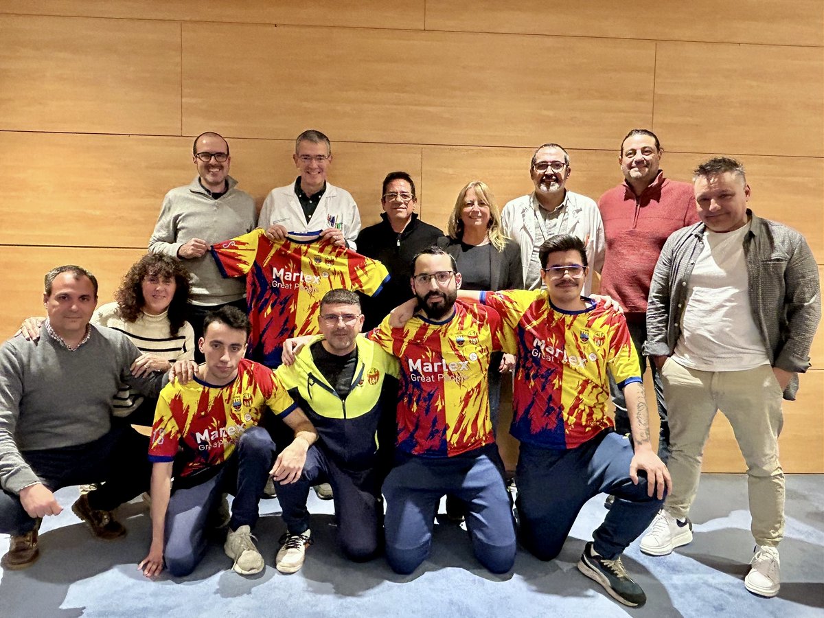 CSdMaresme's tweet photo. 🤝 El @CSdMaresme, el CE @Futsal_Mataro i la @ud_cirera renoven el compromís amb el #futbol #inclusiu amb el suport de @matarocat. ⚽
💚 Des de 2018, aquest projecte pioner a #Mataró fa servir l’esport com una eina per a la rehabilitació i la desestigmatització de la #SalutMental, demostrant que el treball en equip transforma vides. 👏