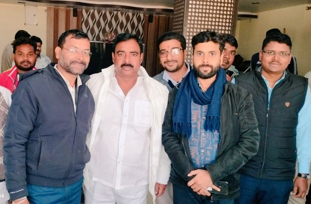 rajeevr30007038's tweet photo. माननीय श्रम मंत्री @SPYadavGodda जी हमे अपना कीमती समय देने के लिए बहुत बहुत आभार हमलोग आशा करते है की हमारे बातो को जल्द से जल्द संज्ञान मे लेकर नव चयनित प्रशिक्षण अधिकारी ढाई महिना से बिना बेतन के पदस्थापना के इंतजार को खत्म करेंगे |हमारे बातो को सकरातमक से लेने के लिए आभार 🙏 https://t.co/aesndnMCTh